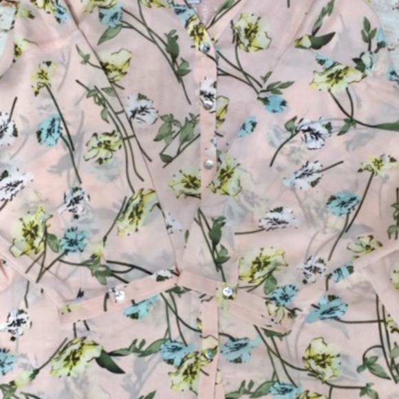 BEAUTIFUL FLORAL SHIRT! - Picture 5 of 6